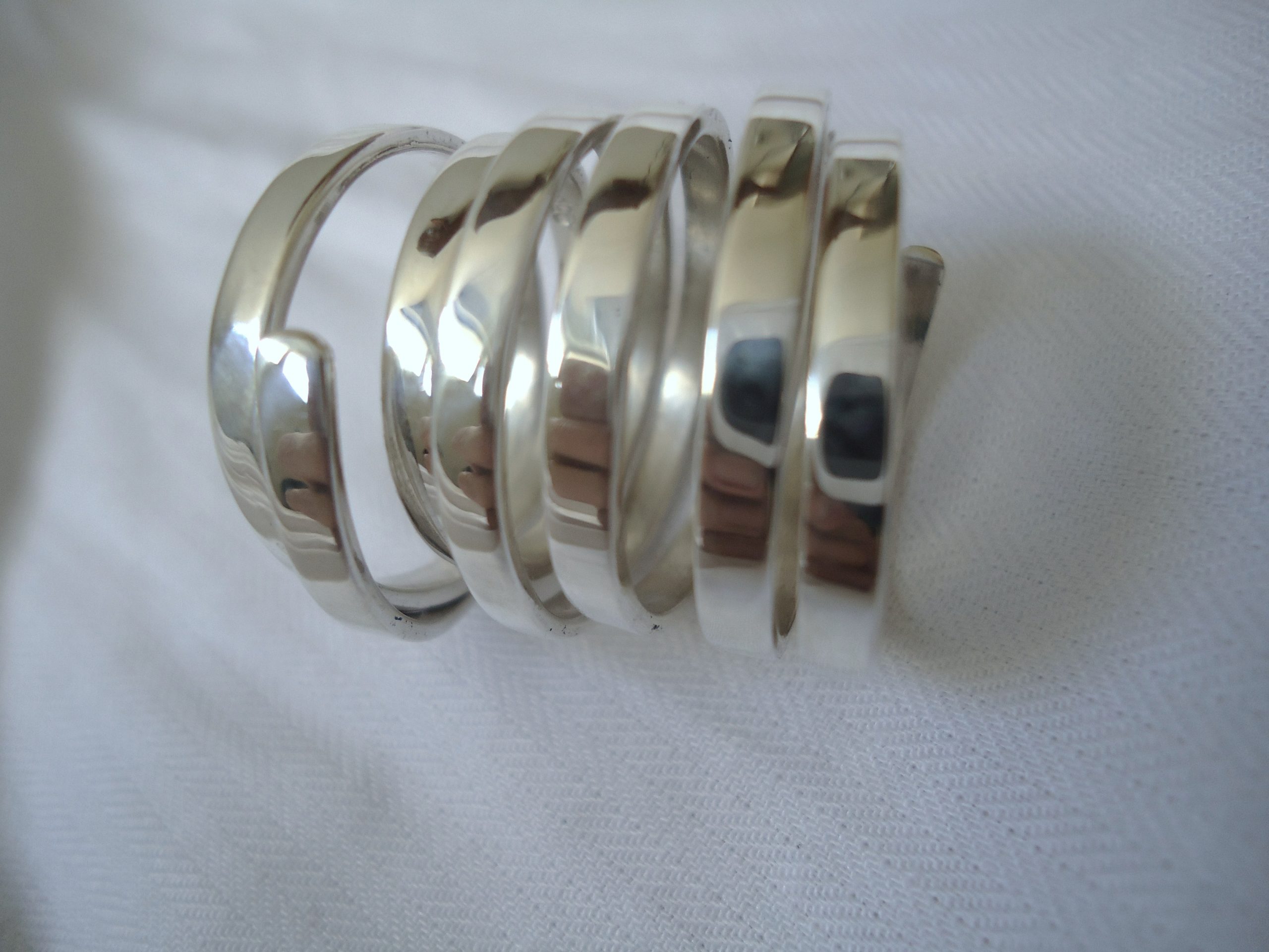 Bague en argent 925 portée au quotidien, exposée aux cosmétiques