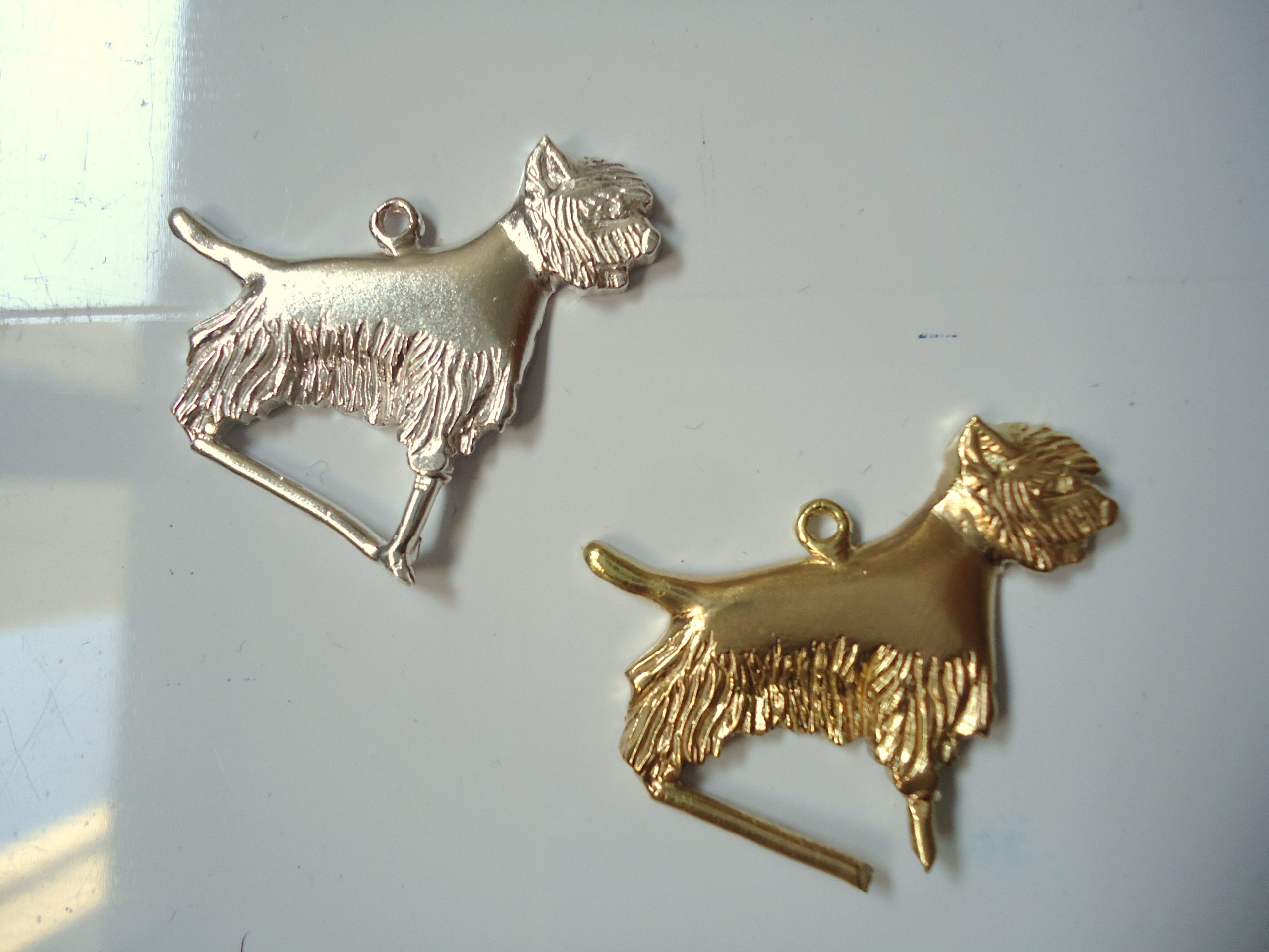 Plusieurs bijoux en argent superposés, illustration du layering