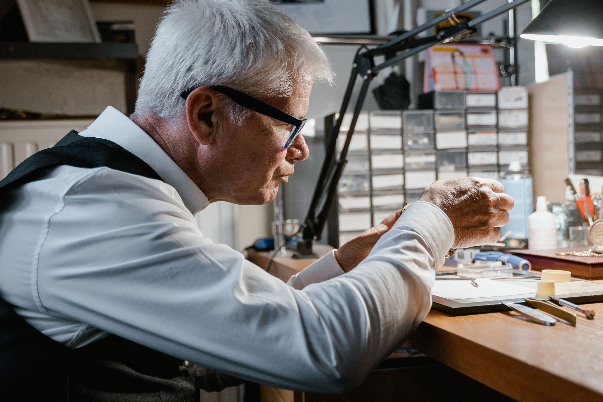 Artisan travaillant sur un bijou en argent ancien dans un atelier de joaillerie