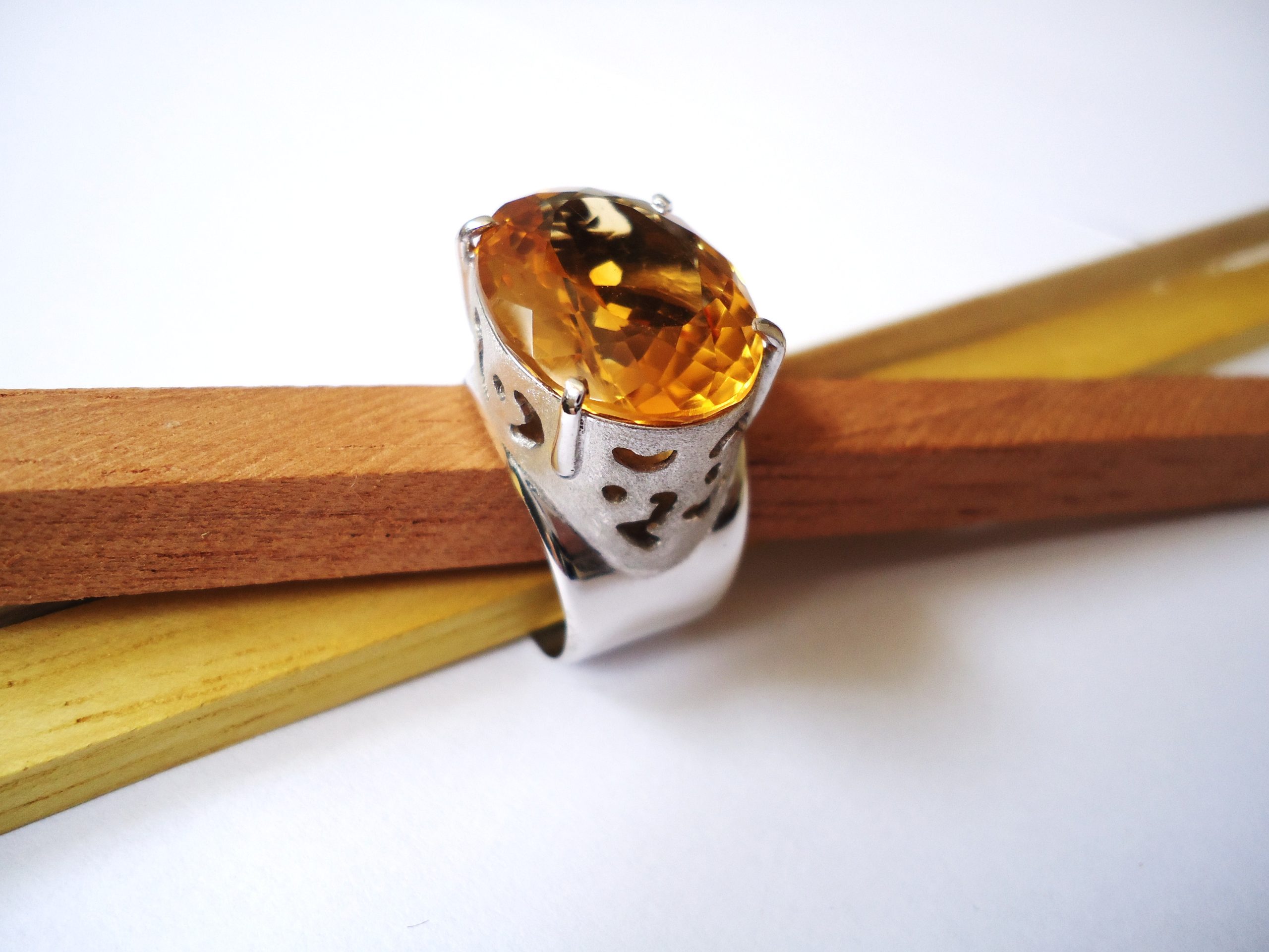 Bague en argent 925 sertie d'une citrine, gros plan sur le sertissage de la pierre
