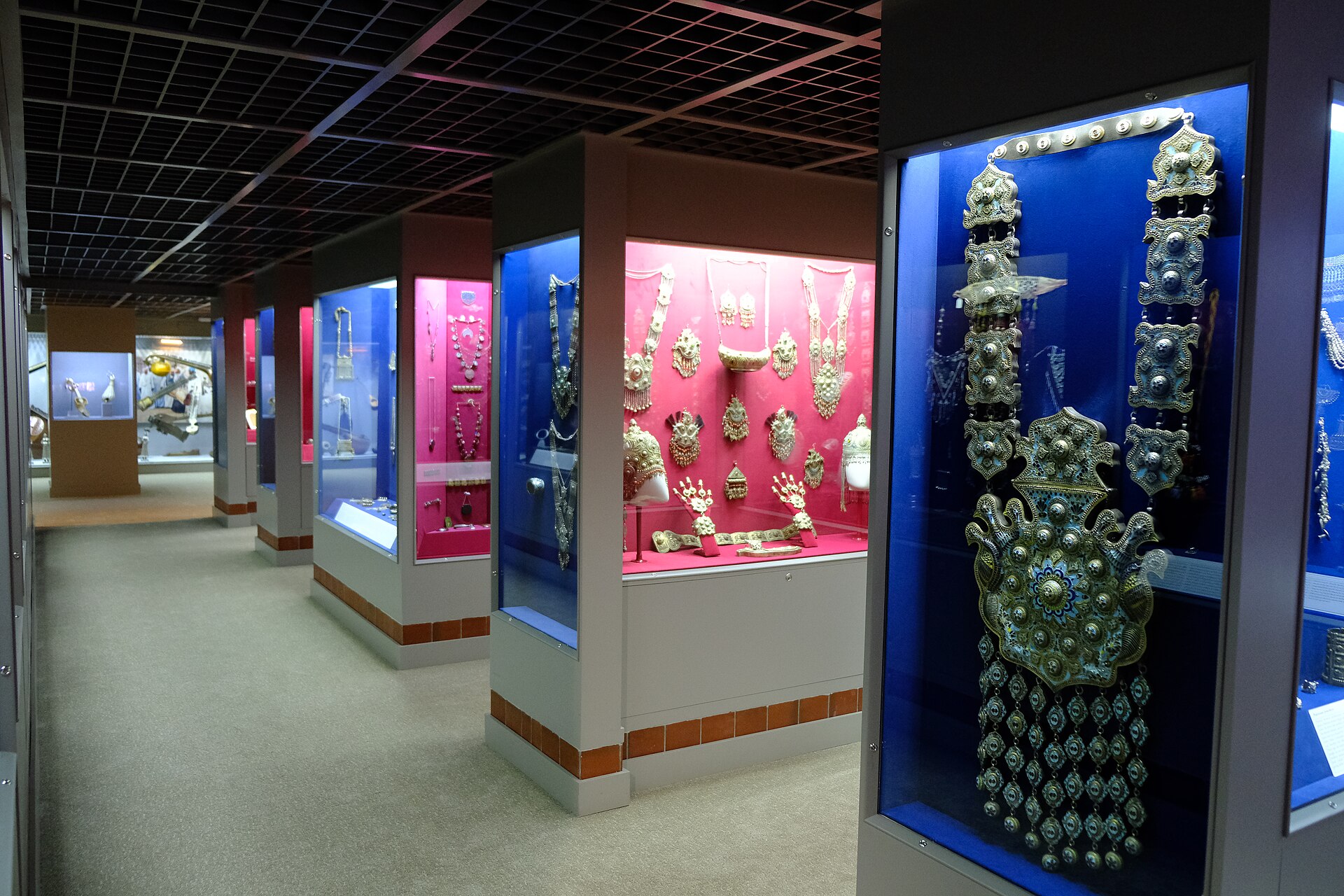 Ensemble de bijoux en argent anciens rassembl&eacute;s avant estimation et revente
